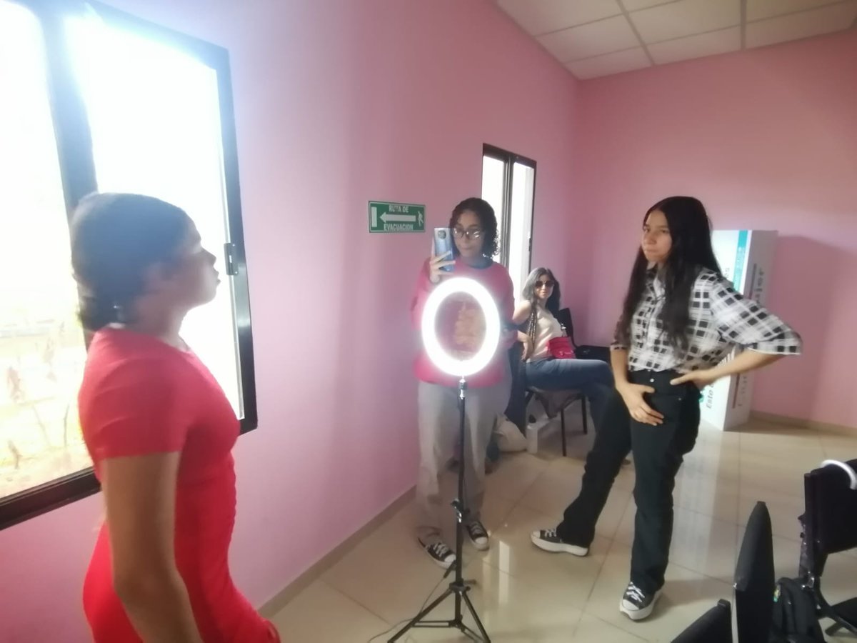 ecumenicas1's tweet photo. 🎤👌El día de hoy nuestra Red de Niñas y Adolescentes recibió un taller de vocerías, a las puertas del lanzamiento de la Agenda Política Feminista con Enfoque en Infancias y Adolescencias.🟧
#Levantemos
#SomosLasEcumenicas
#RedDeNiñasYAdolescentes https://t.co/Z0oKuPMC6v