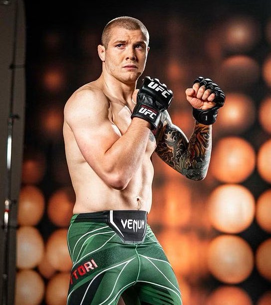 MacMallyMMA's tweet image. when your gf hears a noise downstairs at 3am and tells you to go check it out: 

#UFCVegas75