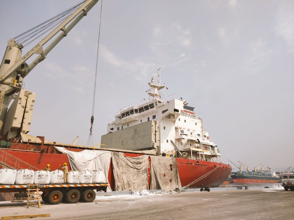 vptIndia's tweet image. VPA Chairperson, Dr M.Angamuthu, IAS have #Congratulated Traffic Manager &amp;amp; team for their exceptional efforts in achieving Highest ever #Throughput of 4,01,875 MTs since inception of VPA. He also appreciated the commendable efforts and #Cooperation extended by all HoD's in