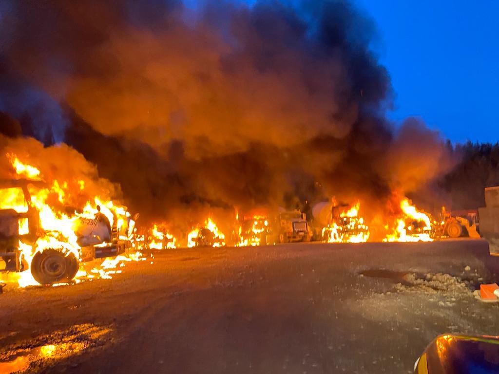 Habrían al menos 13 camiones quemados en atentado incendiario entre Valdivia y Paillaco!Recordar al gobierno que junto a 45 autoridades de la  región de los ríos se le ha solicitado  estado de excepción para nuestra región y hasta la fecha no hemos recibido repuesta.