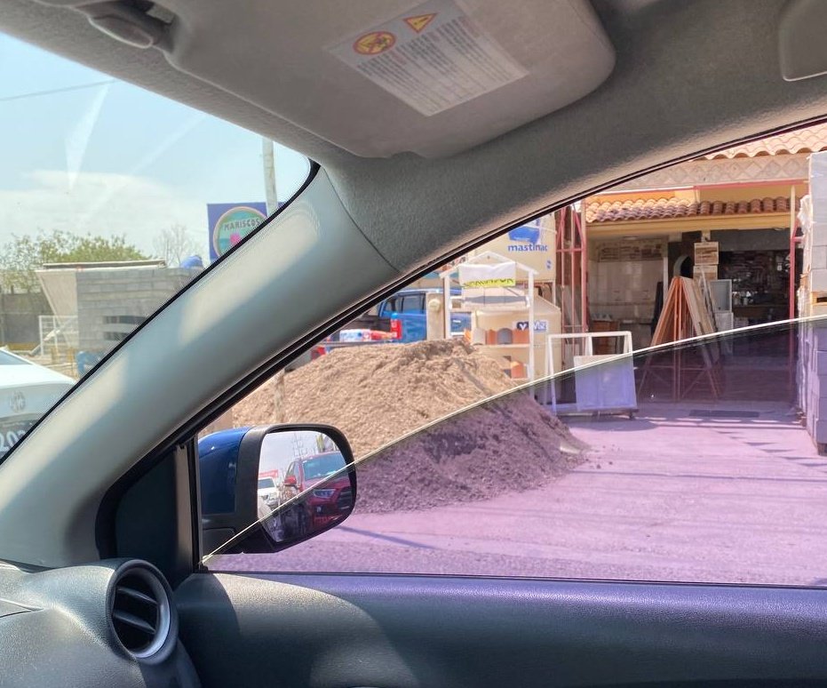 BoicotPeatonal's tweet photo. Tierra, blocks, y demás materiales para la construcción son exhibidos permanentemente sin que las autoridades del @AyuntamientoCLN hagan su labor.
 Entorpeciendo la circulación en un lugar donde ya han matado gente. https://t.co/PI7DSsPG8W