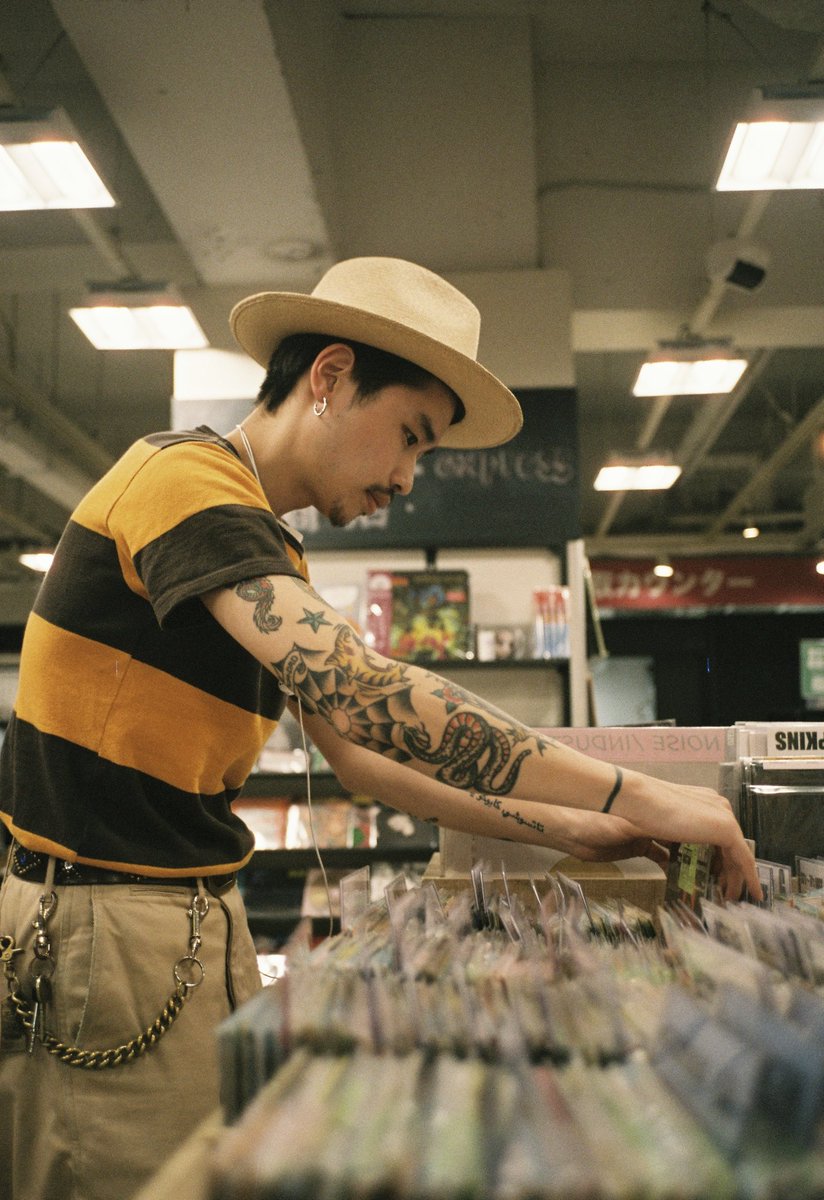 JoeyKaotyk's tweet photo. this is yuki on 🎞️📸
a stranger I’ve met in tokyo who focuses on 50’s rock music and DJ only on 45’s. (tl dr, harder to find vinyls / dj) https://t.co/ybsLwan0Vb