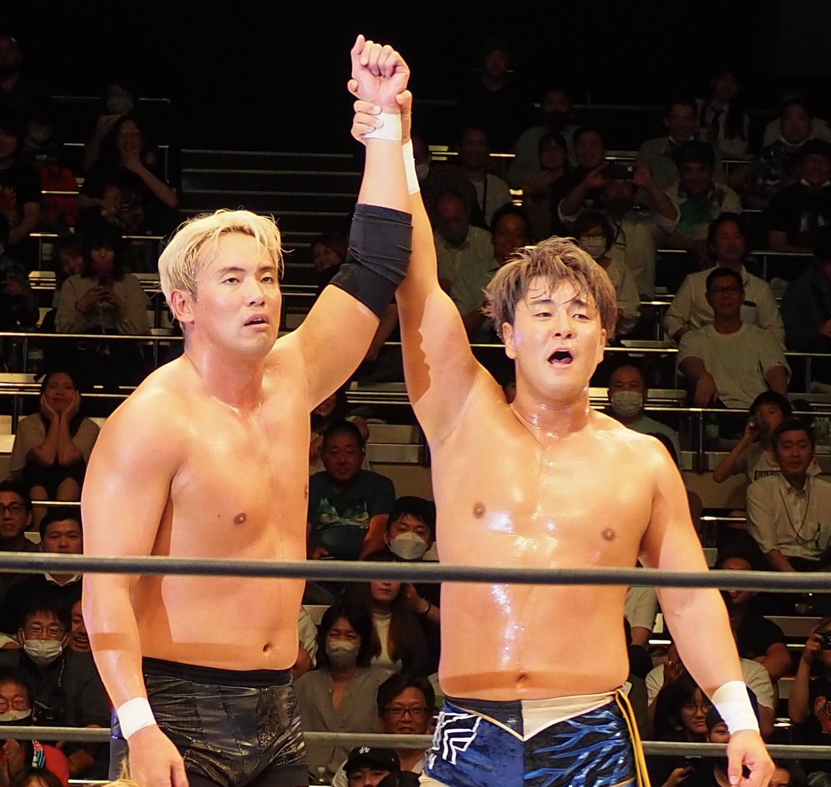 leo_ole8's tweet photo. 弟のカズチカが獲ったぞ～～～～！！！と称える青柳兄さん。

青柳兄さん27歳、カズチカくん35歳

#ALLTOGETHERAGAIN #njpw #ajpw https://t.co/QTdU1ZcN2n