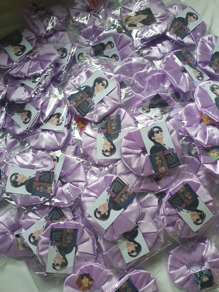 sandyyyzan28's tweet photo. D-DAY!!!!!
prepared these freebies for later.
See you'll ARMYs 💜
And mostly, SEE YOU MIN YOONGI!!! 💜

#D_DAY #D_DAY_TOUR_Singapore #SUGA_AgustD_TOUR #SUGA #BTSARMY #D_DAY_TOUR_Singapore_Day3 #SUGAPORE https://t.co/OgIeynzv4q