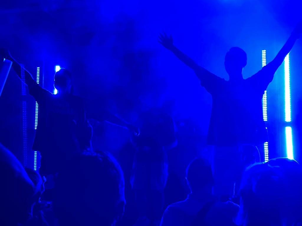 Danke für den geilen Abend, Jungs! Es war richtig geil :D Das Warten hat sich sowas von gelohnt, Stimme ist weg und der Hals tut weh. :D
Ich freue mich auf's nächste Jahr. Danke für alles ihr Beiden 💙
<a href="/joel_hong0711/">Joel Hong</a> <a href="/nikfsninety8/">Punkrock-Nik</a>