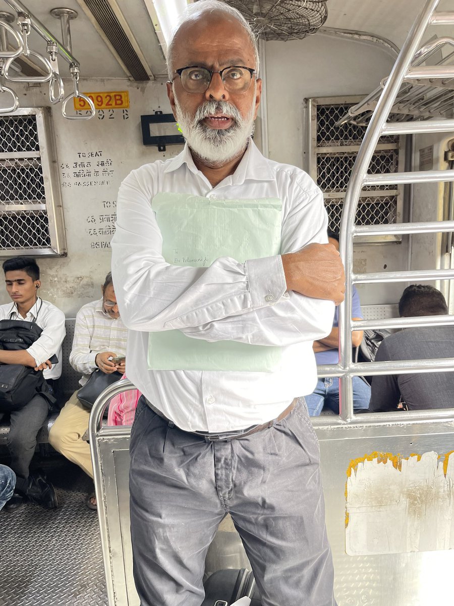 CinemanamaNews's tweet photo. भारत के मशहूर साइंटिस्ट डा0 ए वेलुमनी 
@velumania 
 मुंबई के लोकल ट्रेन मे हुए स्पाट। 
उन्होने अपने ट्वीटर हैंडल पर लिखा मुझे टैक्सी से जाने मे 70 मिनट लगता है वही ट्रेन से मात्र 18 मिनट मे पहुच गया।
#CinemanamaNews 
#BollywoodDreamsNews 
#shabdTulasiNews 
#mangaldevSV https://t.co/xWglpYGdgc