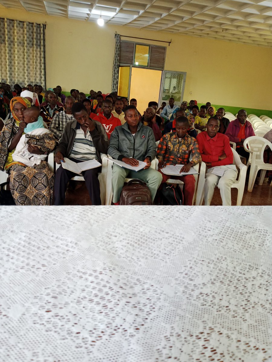 CommuneGASHIKA2's tweet photo. Hari kuwa 16.6.2023, Musitanteri @CommuneGASHIKA2 @NgoziProvince @NIYIBIZITheophile yaratunganij inama kundongozi zamakoperativ
 sangwe  barabiyehamwe ingen zifashe muvyerekeye ubutunzi abasaba gukomeza kurwiza umwimbu,kurima uturima twomuci nukworora inkwavu. 
@MininterInfosBi https://t.co/hi2UHeAy3r