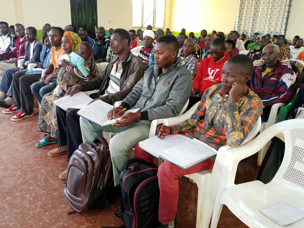 CommuneGASHIKA2's tweet photo. Hari kuwa 16.6.2023, Musitanteri @CommuneGASHIKA2 @NgoziProvince @NIYIBIZITheophile yaratunganij inama kundongozi zamakoperativ
 sangwe  barabiyehamwe ingen zifashe muvyerekeye ubutunzi abasaba gukomeza kurwiza umwimbu,kurima uturima twomuci nukworora inkwavu. 
@MininterInfosBi https://t.co/hi2UHeAy3r