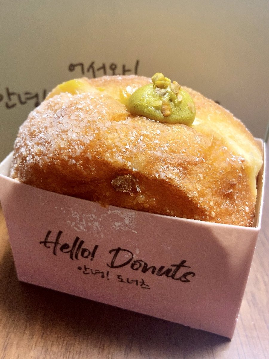 mjbmarie's tweet photo. Hello! Donutsうまーい（映えクリーム崩れた） https://t.co/gaUgmJUwzn