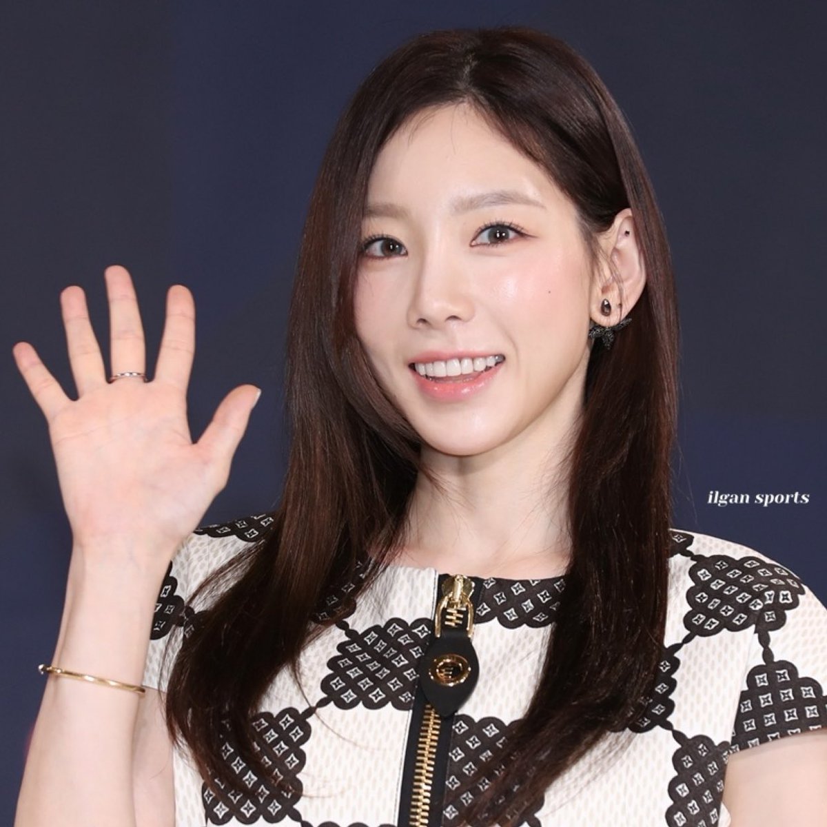 tysone_ss's tweet photo. how i met her                           &amp;  i'm still here https://t.co/yJ5N6MvPic