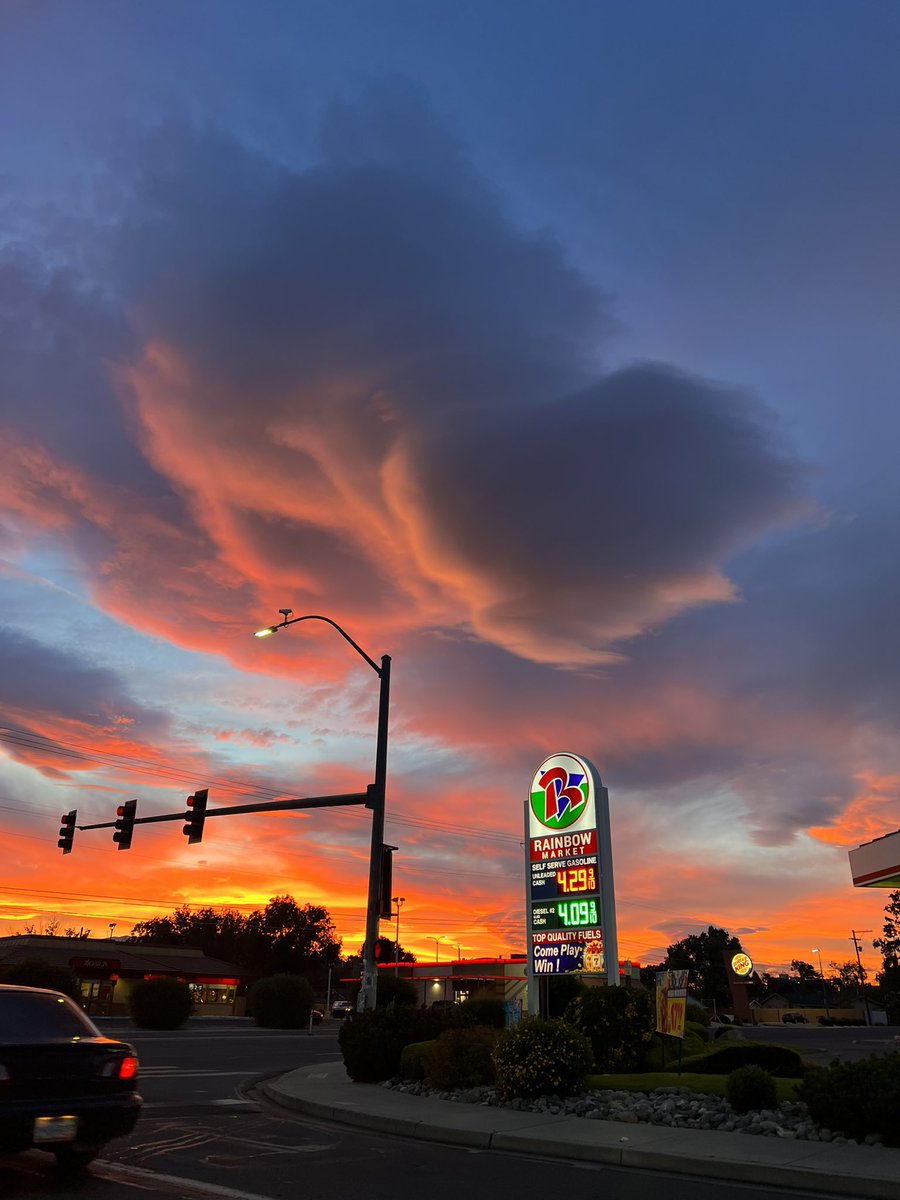 TGioA11's tweet photo. We need more sunsets like this one tonight! #Reno #NVwx https://t.co/DPlML70491