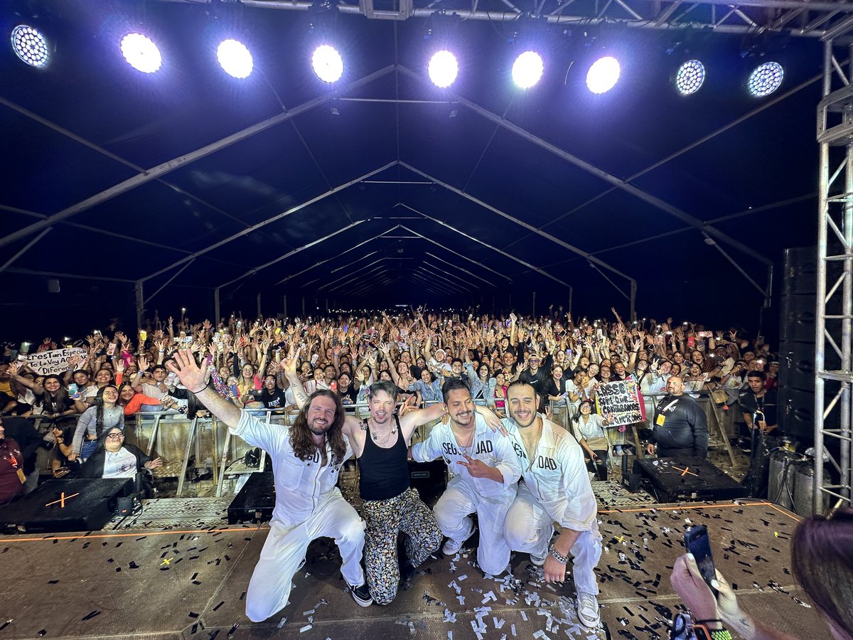 valencia GRACIAS!!! Que lindo concierto 😍😍😍