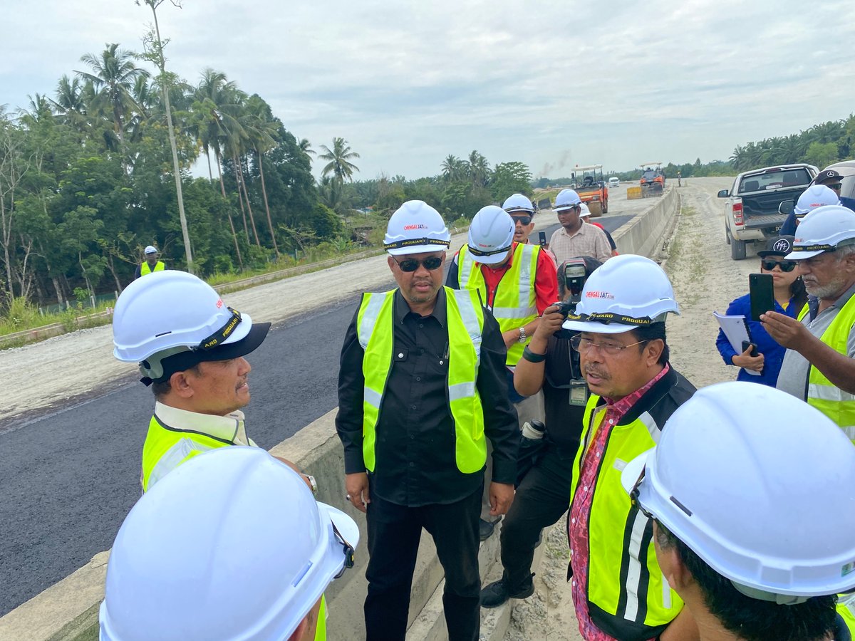 ECER JKR (@ecerjkr) on Twitter photo Lawatan Kerja YBhg Dato’ Sri Abdul Rahman bin Mohamad Timbalan Menteri Kerja Raya ke projek Tapak Projek Lebuhraya KBKK Pakej 2B Ketereh ke Kok Lanas utk meninjau kemajuan projek
<a href="/moworksmy/">Kementerian Kerja Raya Malaysia</a>
<a href="/CawJalanJKR/">Cawangan Jalan JKR Malaysia</a>
<a href="/NasriZulkipli/">zulkipli nasri</a>
<a href="/Esa1Ibrahim/">IbrahimEsa1</a> Lawatan Kerja YBhg Dato’ Sri Abdul Rahman bin Mohamad Timbalan Menteri Kerja Raya ke projek Tapak Projek Lebuhraya KBKK Pakej 2B Ketereh ke Kok Lanas utk meninjau kemajuan projek
<a href="/moworksmy/">Kementerian Kerja Raya Malaysia</a>
<a href="/CawJalanJKR/">Cawangan Jalan JKR Malaysia</a>
<a href="/NasriZulkipli/">zulkipli nasri</a>
<a href="/Esa1Ibrahim/">IbrahimEsa1</a>