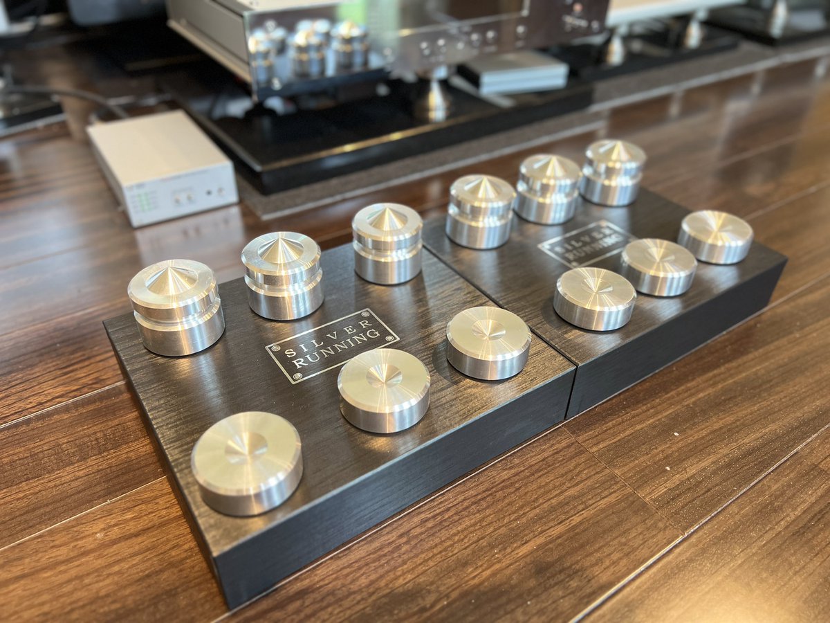 Alex_Audio7's tweet photo. 追加で納品されてアルミ002タイプが6ペア揃いました〜😊これでセッティングできます！

購入履歴:
アルミ001凸×12個
アルミ002凸×15個
アルミ凹×30個
スピーカー凹×8個
チタン凸×18個
チタン凹×9個
計92個

#SilverRunning https://t.co/7fuXdeFeGp