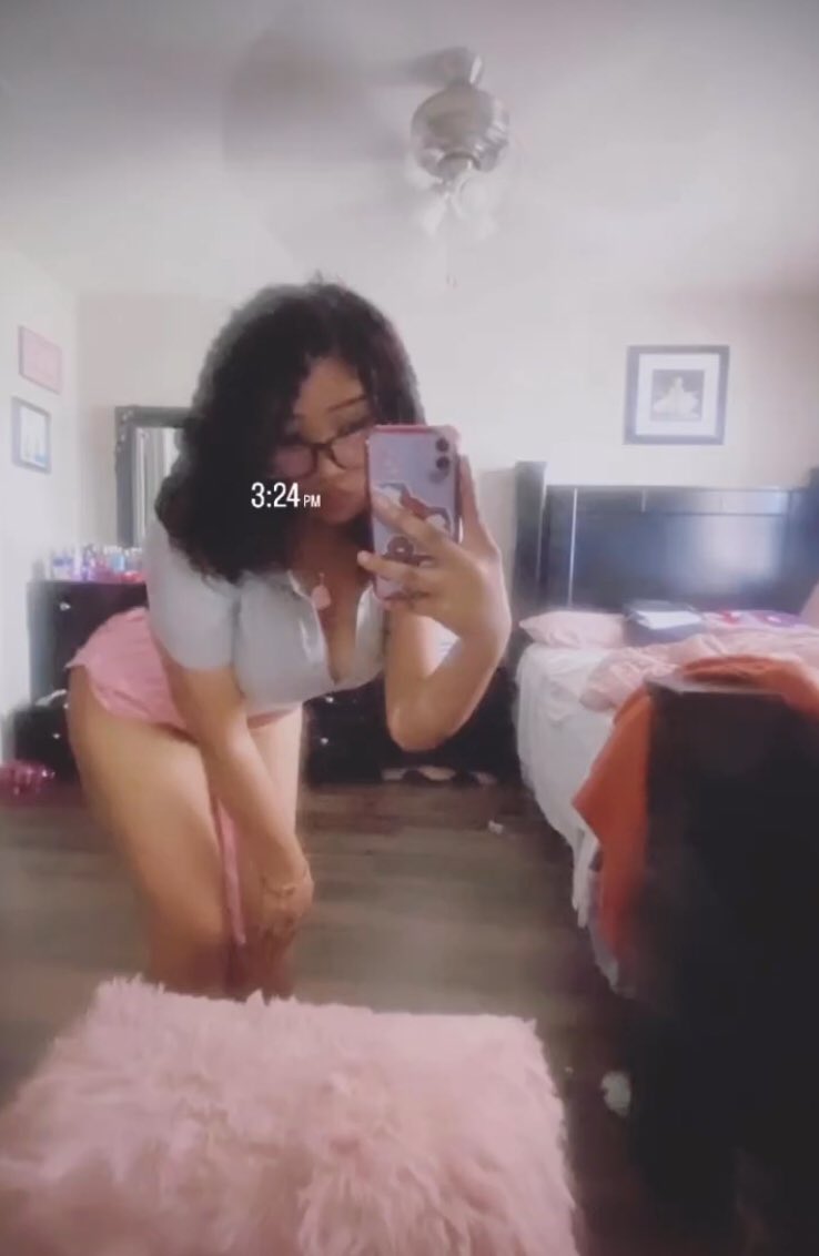 AmeliaFogeto's tweet photo. Looking for people to talk to! Or twitter moots<3 like or retweet for a nud3 or whimper audio<3 https://t.co/fvZHKUjYWU