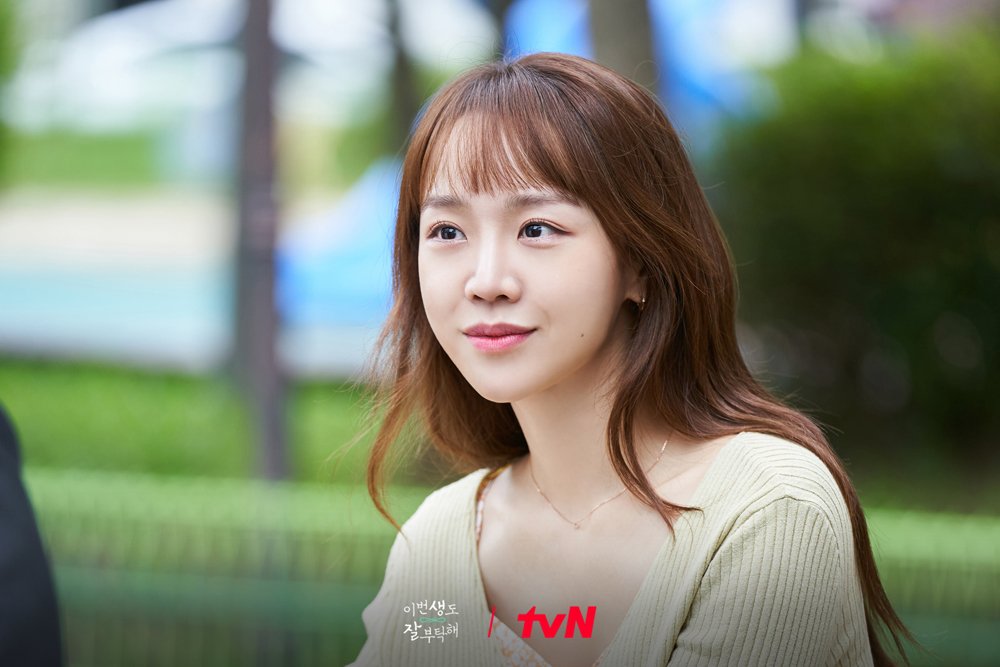 CJnDrama's tweet photo. 저돌적 환생 로맨스🌸
<이번 생도 잘 부탁해> 2화 프리뷰💗 

노브레이크 신입 반지음,
입사 첫 임무는 상사 문서하와 데이트?!🙊 

하지만 꽃다발을 든 채
어딘가 슬픈 표정의 서하😥 

심상치 않은 의문의 동행, 과연 무슨 일이?! 

[토일] 밤 9:20 | tvN
#이번생도잘부탁해 #seeyouinmy19thlife https://t.co/zSzNCuJwMJ