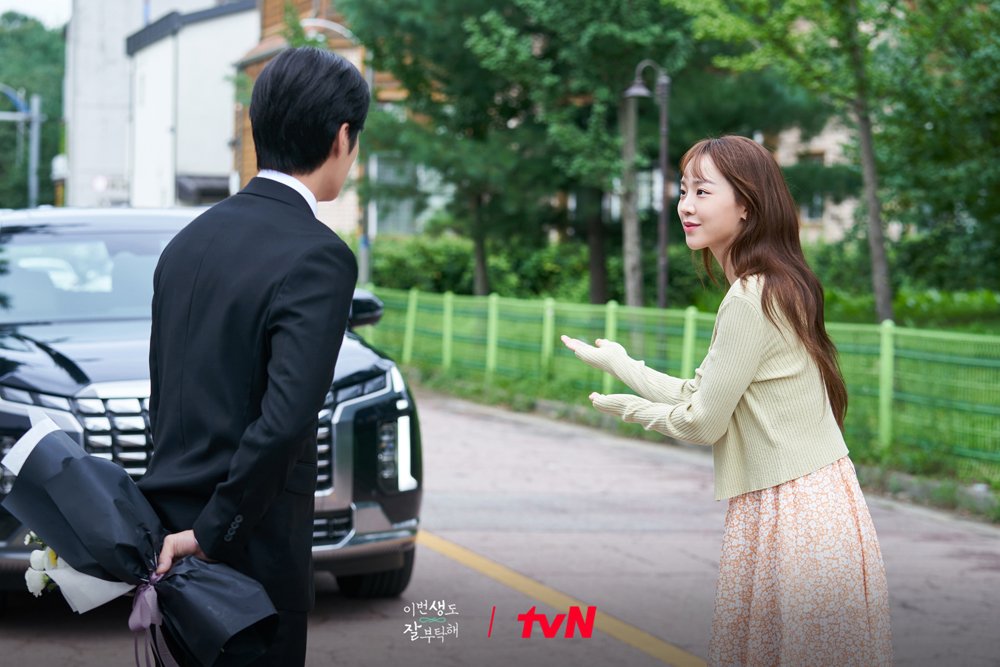 CJnDrama's tweet photo. 저돌적 환생 로맨스🌸
<이번 생도 잘 부탁해> 2화 프리뷰💗 

노브레이크 신입 반지음,
입사 첫 임무는 상사 문서하와 데이트?!🙊 

하지만 꽃다발을 든 채
어딘가 슬픈 표정의 서하😥 

심상치 않은 의문의 동행, 과연 무슨 일이?! 

[토일] 밤 9:20 | tvN
#이번생도잘부탁해 #seeyouinmy19thlife https://t.co/zSzNCuJwMJ
