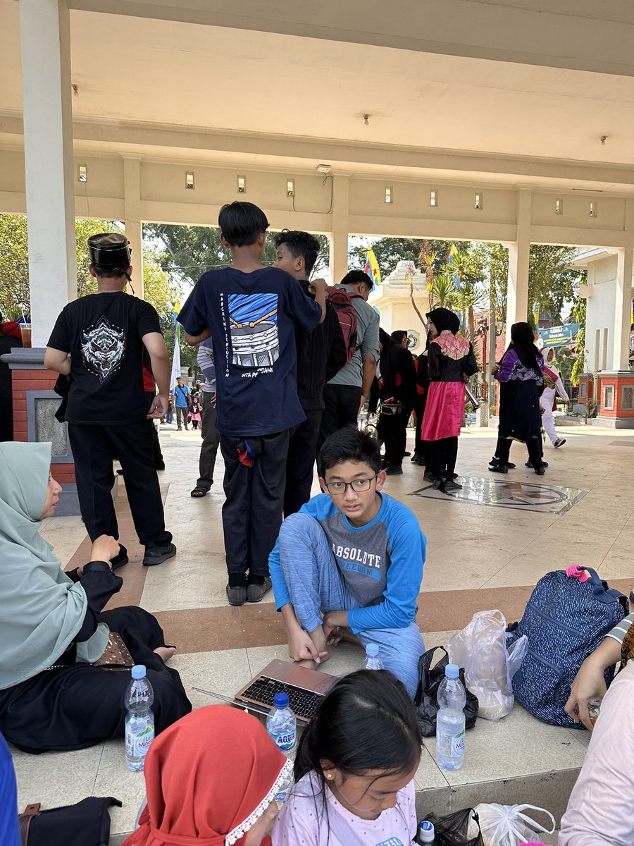 ainunnajib's tweet image. Meanwhile Dzuizz tetap #CodingEverywhere kejar target holiday Informatics Olympiad Training 1+ , self-paced tiap 3 hari musti deadline submit satu “episode” yang minimal 3-5 solved/accepted problems.