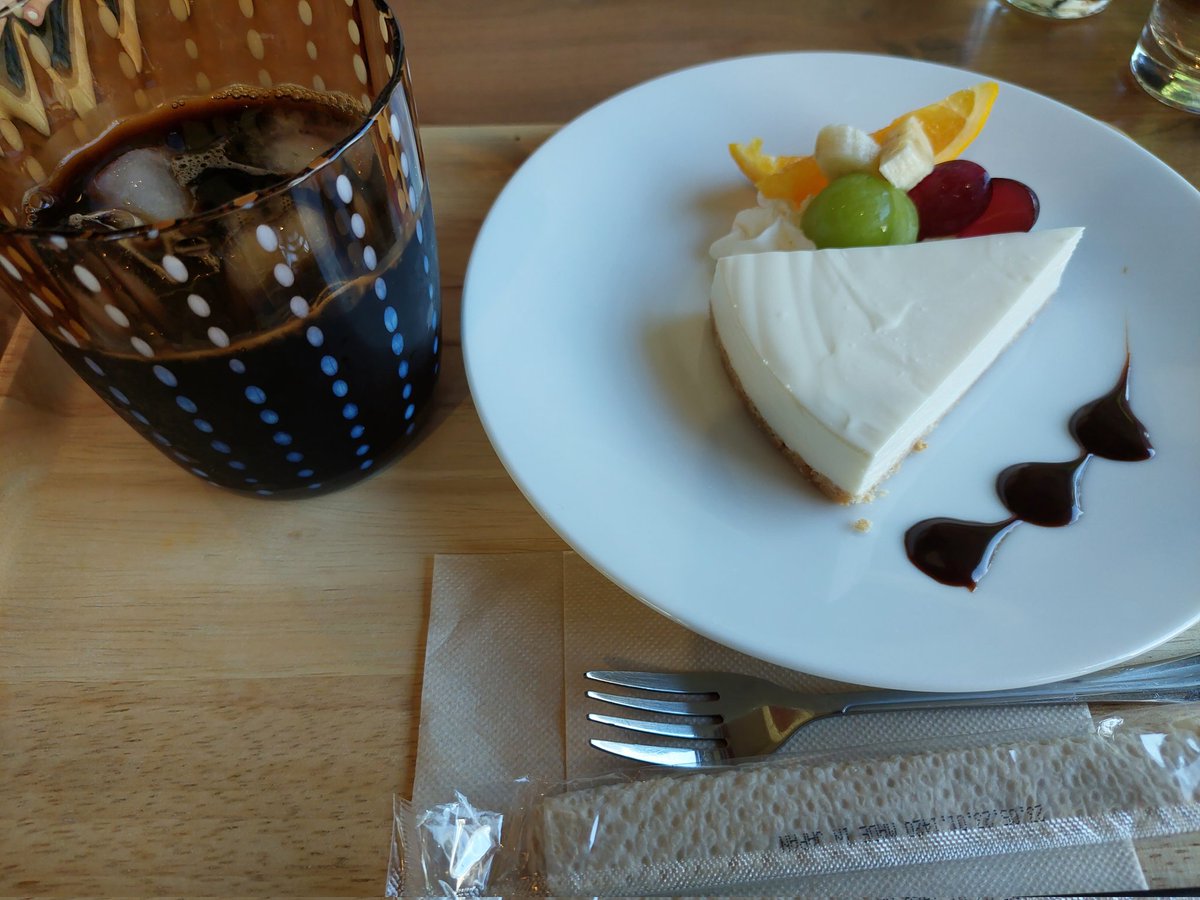 634miyamosuke's tweet photo. 一期一会@大和村
ケーキセット🍰

通りすがりに見つけたカフェ☕
🍰なんて滅多に食べないけど
coffeeと食べたらおいしい🤭

店の雰囲気も👍️藍染の展示会もやってて、なんか良かったです🎵

今度はランチ食べに来ようかしら🍴 https://t.co/tRRBSJOJbd
