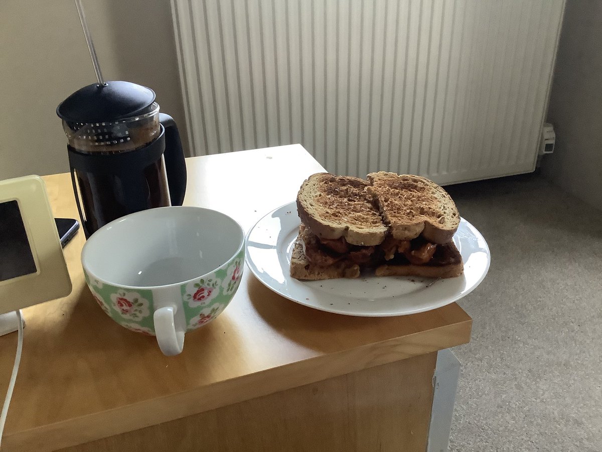 LeamingtonSBC's tweet photo. #SplendidSunday girls and boys. What a way to start Dads Day, sausie sarnie spectacular featuring @AubreyDeli Warwick Whizzers. Have a great day. https://t.co/YFKQfppOEm