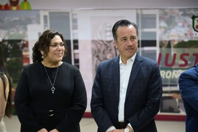 Extra, extra: Nos enteramos que el gobernador Cuitláhuac García Jiménez convocó a una reunión a consejeros del <a href="/TSJVer/">Poder Judicial del Estado de Veracruz</a>  a la  presidenta del Poder Judicial, Lizbeth Aurelia Jiménez Aguirre y a cerca de 140 jueces para darles líneas y amenazarlos de lo que puede suceder, si no