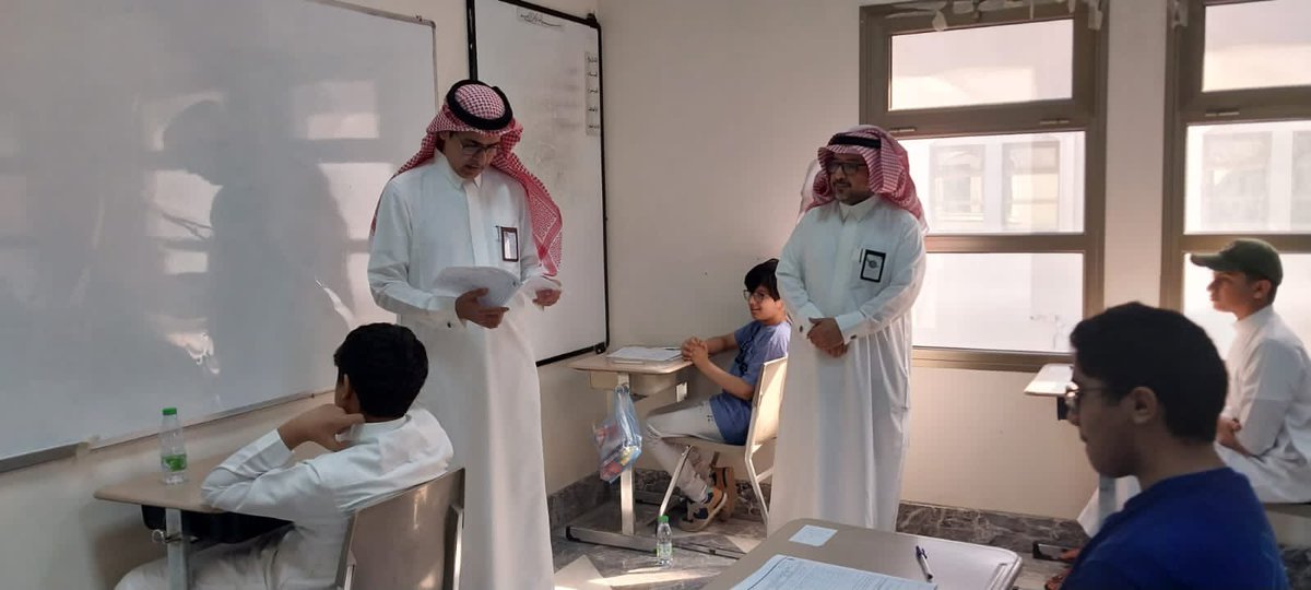 MOE_EPR's tweet photo. مدير عام تعليم الشرقية يتفقد ميدانيا سير الاختبارات النهائية للفصل الدراسي الثالث في مدارس المنطقة.
@moe_gov_sa https://t.co/QoZVmX9XWS