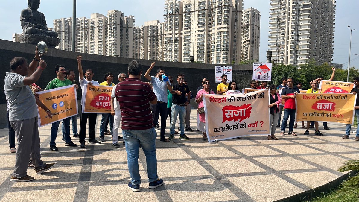 nefowaoffice's tweet photo. तीन तीन सरकारें बदलीं, मौसम कितने बदल गए।
कितने अफसर हुए रिटायर, कितने कुनबे बिखर गए।

लिए थे हमने शीश महल, जो मोल धूर्त हत्यारों से।
रेत की क्षणभंगुर कुटिया भी, दिया नहीं मक्कारों ने।

अपने छूटे, सपने टूटे, लुटे पिटे कंगाल हुए।
मूक प्रशासन देखे जैसे, हम जी का जंजाल हुए।

सालों से भर रहे हैं किश्तें, सोच के घर अपना ही है।
पथराई आंखों का सपना, अब भी बस सपना ही है।

#KabHogiRegistry
#KabMilegaApnaGhar
