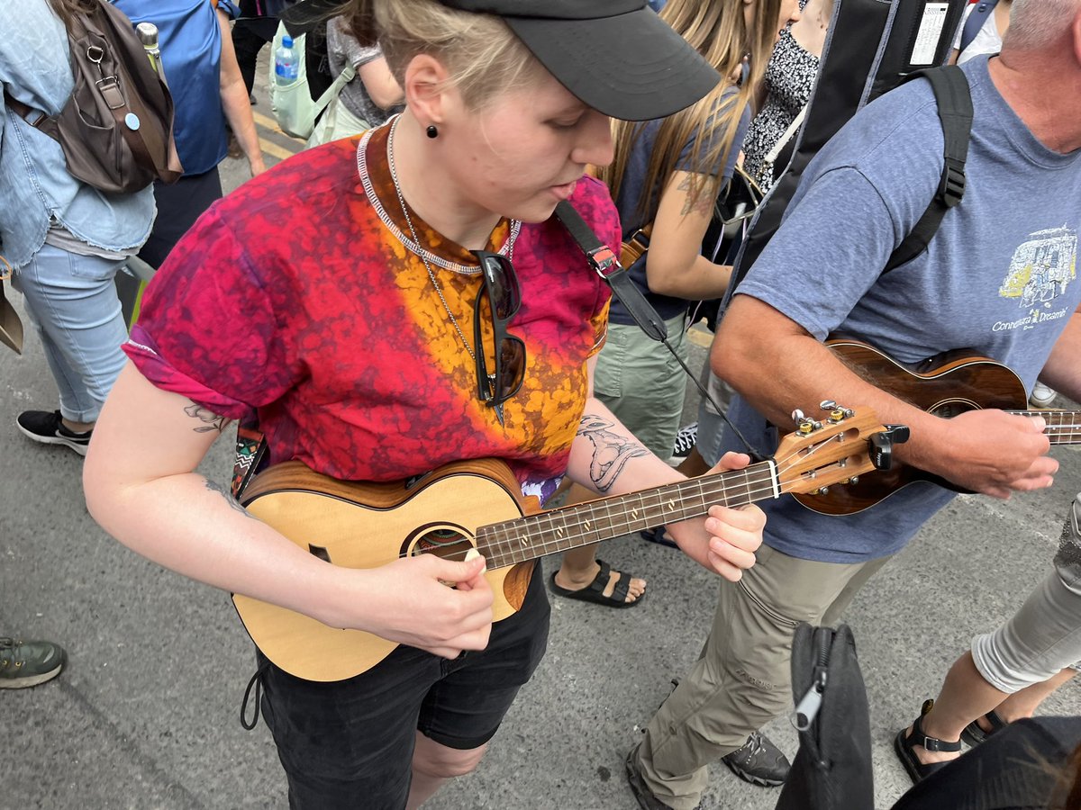 GalwayWalks's tweet image. Ukelele-wielding revellers in 500-strong flashmob singing “I wish I was on the N17, stone walls and the grass is green” by @sawdoctors in #Galway yesterday, just before the rain! 
Mighty #Ukefest #Craic entirely! @GalwayLatinQtr @visit_galway @galwaytourism @Failte_Ireland