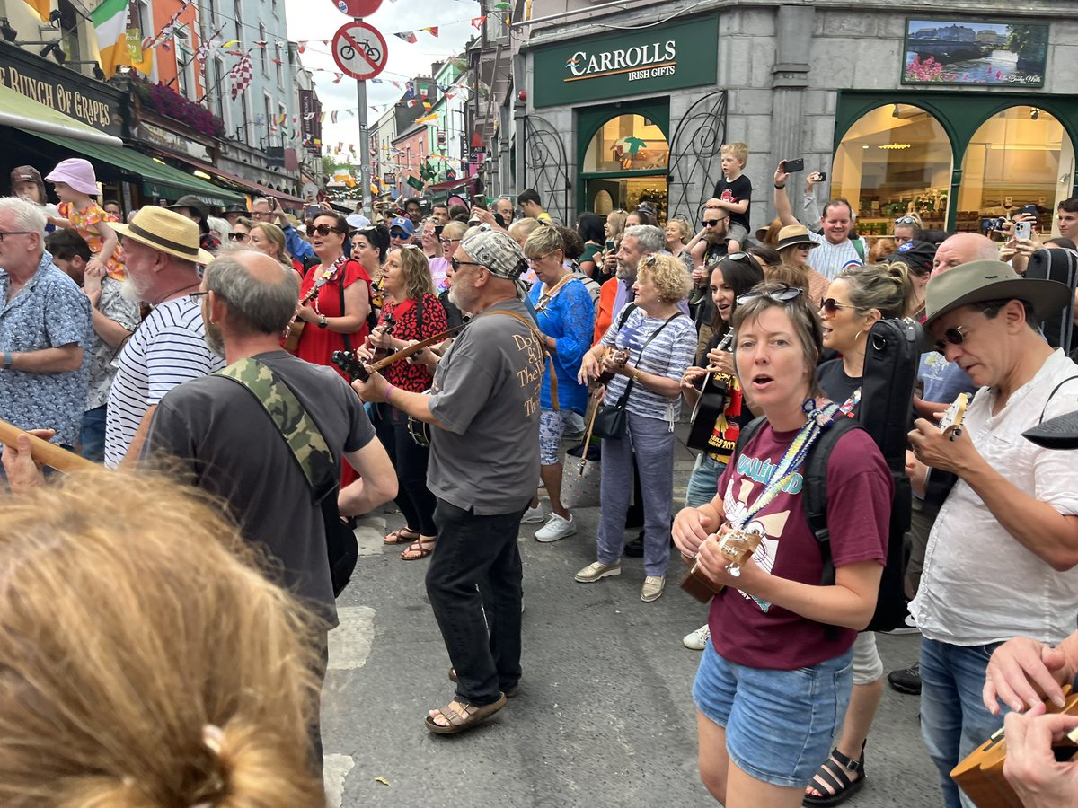 GalwayWalks's tweet image. Ukelele-wielding revellers in 500-strong flashmob singing “I wish I was on the N17, stone walls and the grass is green” by @sawdoctors in #Galway yesterday, just before the rain! 
Mighty #Ukefest #Craic entirely! @GalwayLatinQtr @visit_galway @galwaytourism @Failte_Ireland