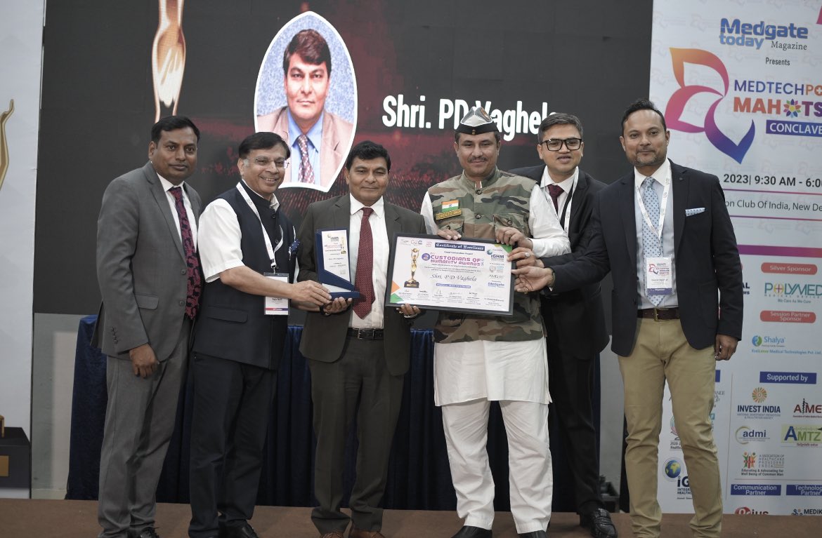 Shri PD Vaghelaji, X Secy DoP felicitated by GMAAF &amp; Medgatetoday for Custodian of Humanity 2023 Award at #MedicalDevicesMohatsav for leadership &amp; support to mfrs in opening fcys ramping up production &amp; sourcing raw materials &amp; components &amp; overcoming local admin challenges 🙏🏻😊