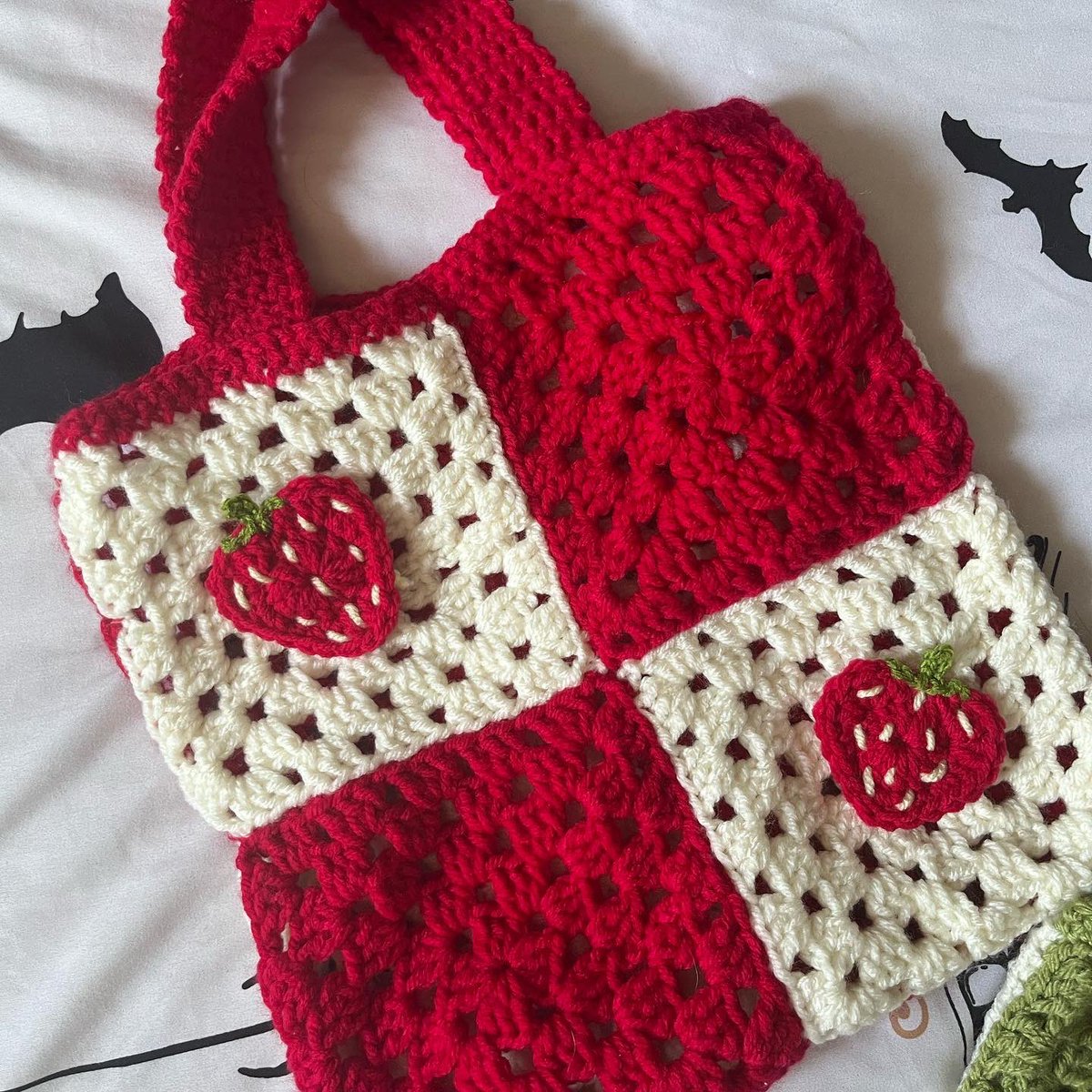geeacnh's tweet photo. handmade crochet tutti fruity shopper tote bags 🥹🍎🍐❤️ super proud of these!

#crochet #handmade #smallbusiness #SmallBusinessSaturday https://t.co/lJJ9teFamu