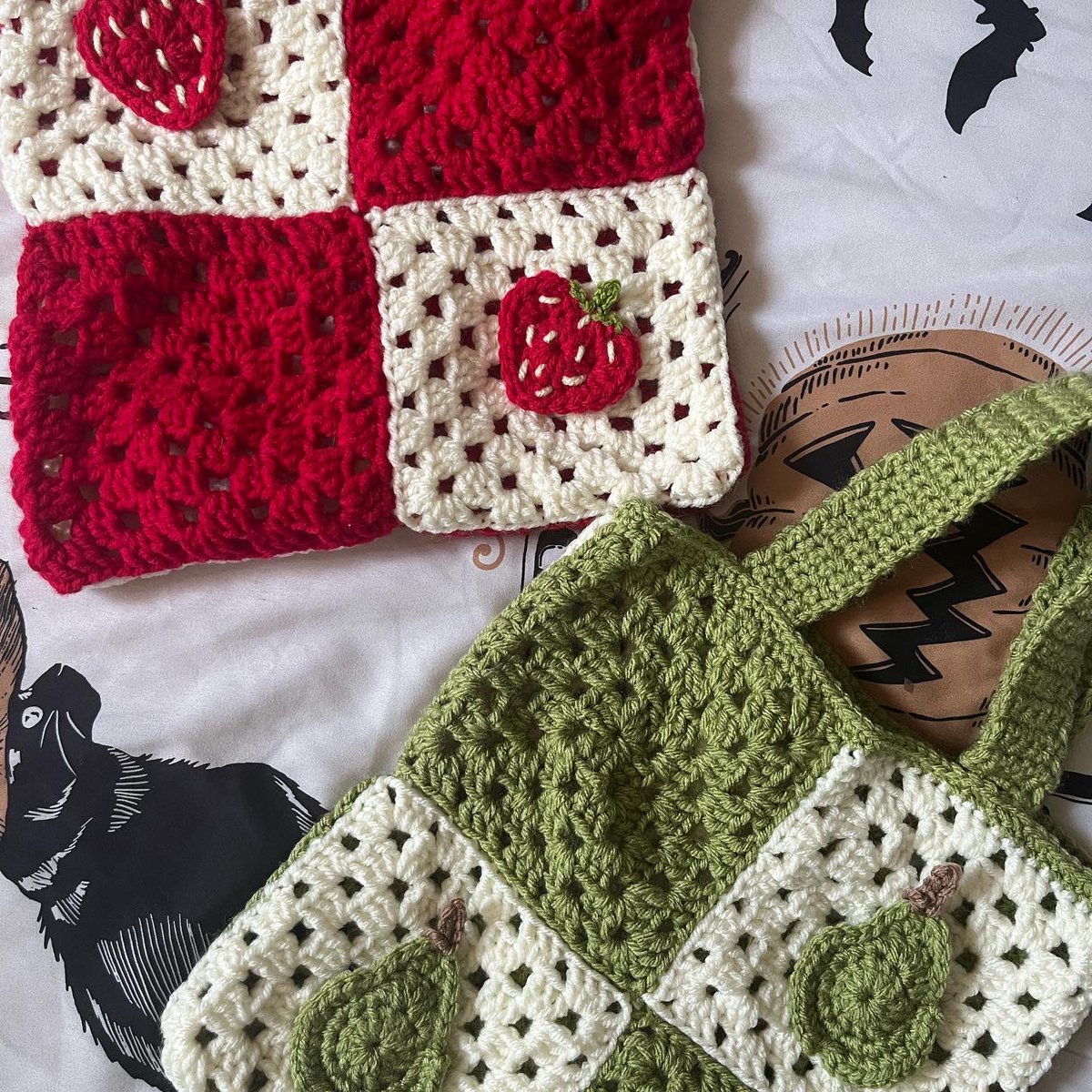 geeacnh's tweet photo. handmade crochet tutti fruity shopper tote bags 🥹🍎🍐❤️ super proud of these!

#crochet #handmade #smallbusiness #SmallBusinessSaturday https://t.co/lJJ9teFamu
