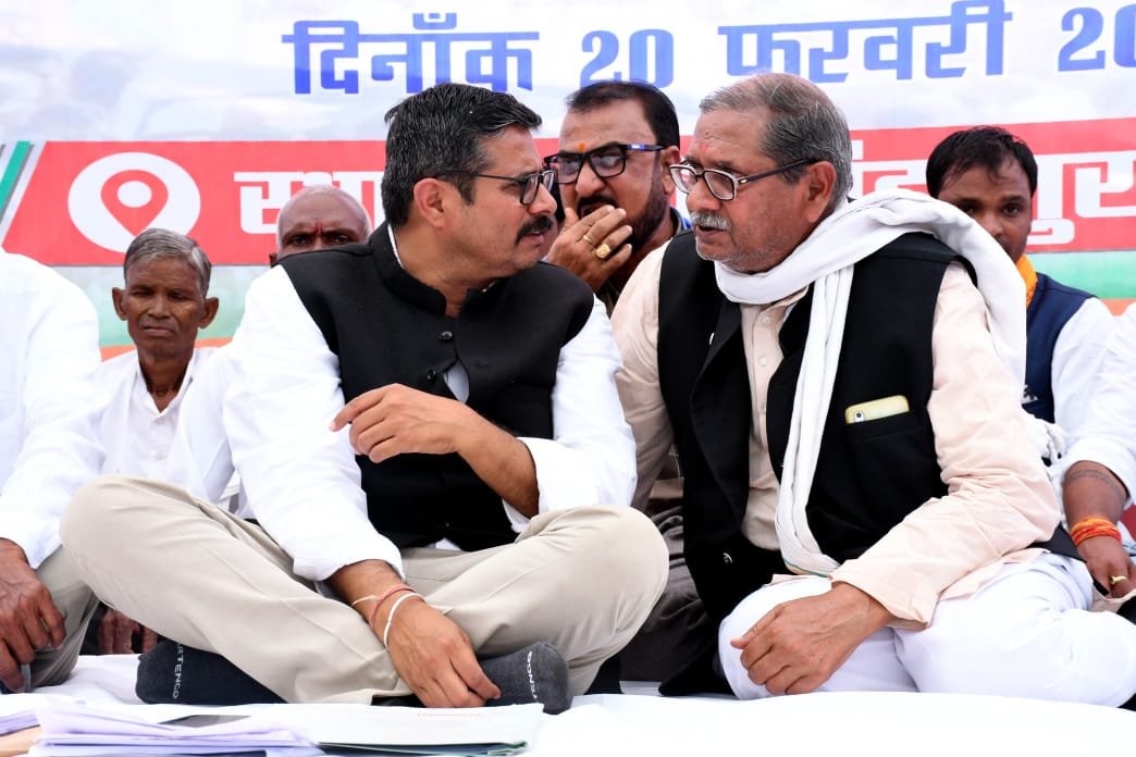 है समाज का नियम भी ऐसा पिता सदा गंभीर रहे,
मन में भाव छुपे हो लाखों, आखों से न नीर बहे !
करे बात भी रूखी सूखी, बोले बस बोल हिदायत के,
 दिल में प्यार है मां जैसा ही, किंतु अलग तस्वीर रहे !

 हर पिता, अपने बच्चों को दुनिया के संघर्ष और मुश्किलों से लड़ना और जीतना सिखाते हैं।