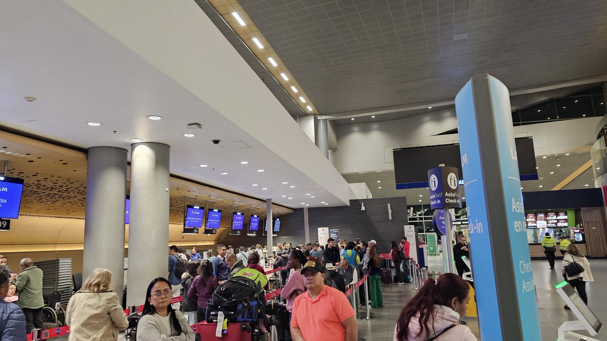 FlopaCami's tweet photo. @LATAM_CO llevamos 2 horas de espera para que nos asignen un nuevo vuelo que nos cancelaron a último momento, son unos inoperantes!! No puedo entender como no tienen un plan B para este tipo de problemática, si cuentan con un gran stock de aviones!!! 😡😡😤😤 https://t.co/OBNf199NKf