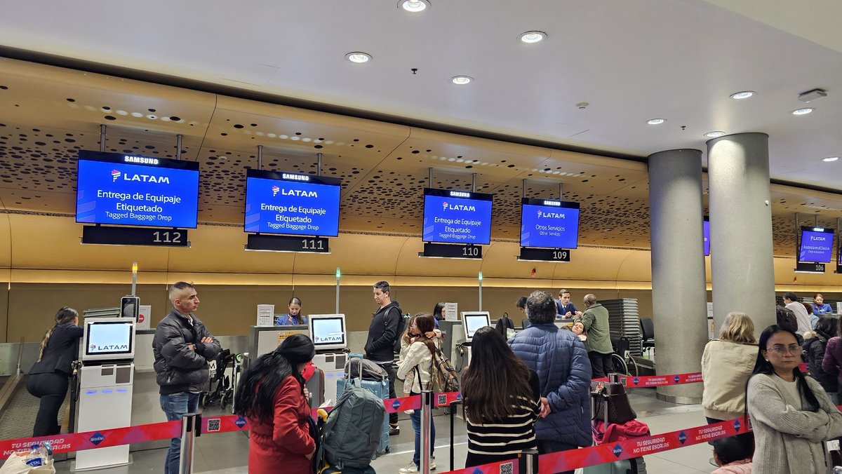 FlopaCami's tweet photo. @LATAM_CO llevamos 2 horas de espera para que nos asignen un nuevo vuelo que nos cancelaron a último momento, son unos inoperantes!! No puedo entender como no tienen un plan B para este tipo de problemática, si cuentan con un gran stock de aviones!!! 😡😡😤😤 https://t.co/OBNf199NKf