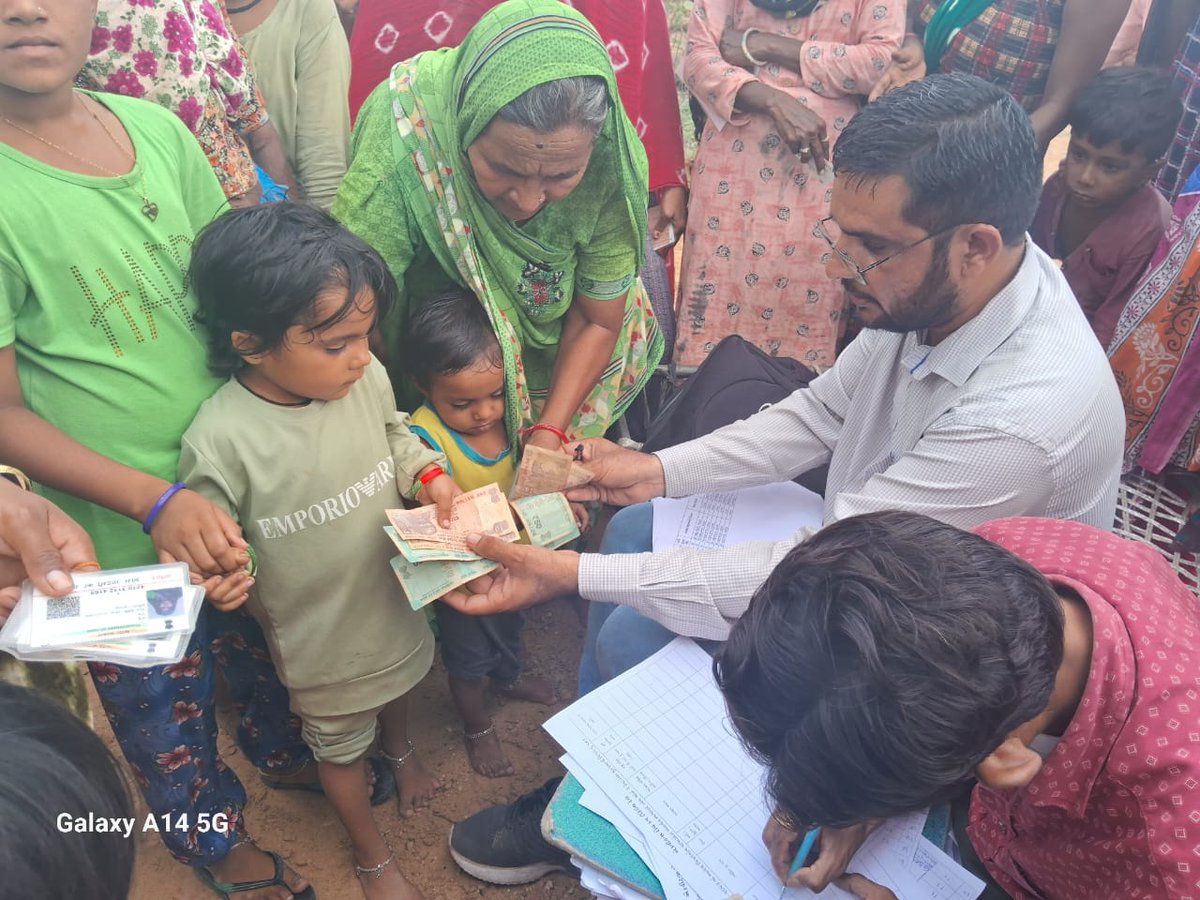 ગુજરાતમાં બિપરજોય વાવાઝોડા વખતે અલગ અલગ જિલ્લાના ગામોમાં  ગ્રામજનોને સ્થળાંતર તથા કેશડોલ વિતરણની કામગીરી કરતા તલાટી કમ મંત્રીશ્રીઓ. <a href="/CMOGuj/">CMO Gujarat</a> <a href="/bachubhaikhabad/">Bachubhai Khabad</a> <a href="/sanghaviharsh/">Harsh Sanghavi</a> <a href="/PMOIndia/">PMO India</a>