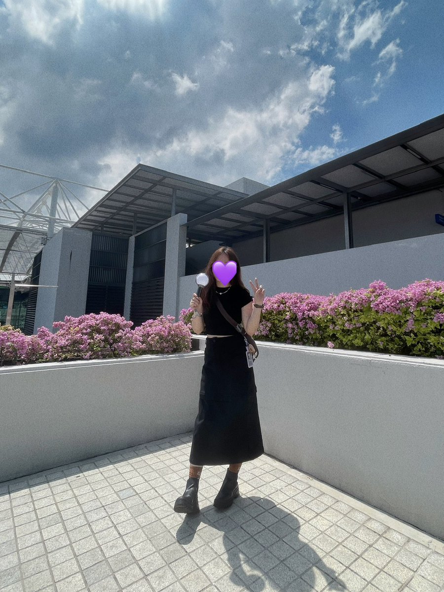 blessyub's tweet photo. so happy to be a part of this 😭😭😭 documenting it at the place where it all started 💫🪐💜

dday in sg experience 🖤🍊✨ https://t.co/Ibsrj1Xa21
