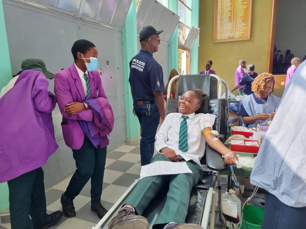WHO_Zimbabwe's tweet photo. At least 413 units of blood were collected by @NBSZbloodbank from students in Masvingo during the belated commemoration of #WBDD on Saturday. This will go a long way in boosting the country’s blood stocks to #savelives. 

#GiveBlood
#GivePlasma
#ShareLife
#ShareOften https://t.co/MW8pFbFp5X