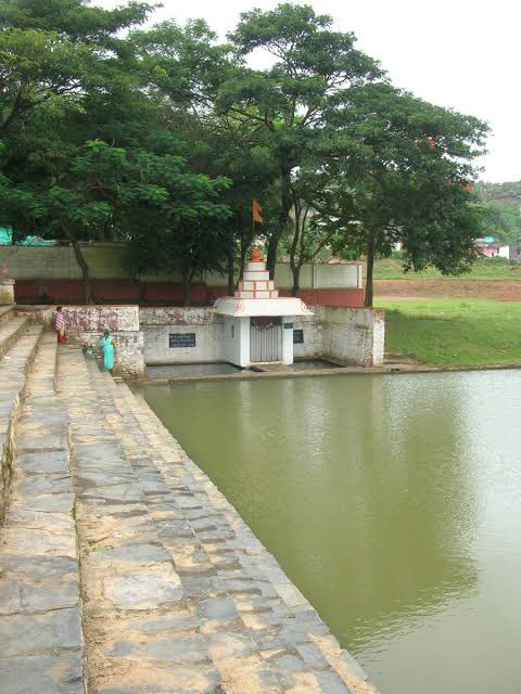 subbubooks's tweet photo. Today being Amavasya we had the fortune to visit “Someshwara Linga” , consecrated by Agastya muni as he couldn’t visit Kashi. 

The temple structure was later built by Jakanacharya of Hoysala fame &amp; is at the outskirts of Dharwad

This is also the birthplace of river Shalmale https://t.co/Bb1mv2ExiP