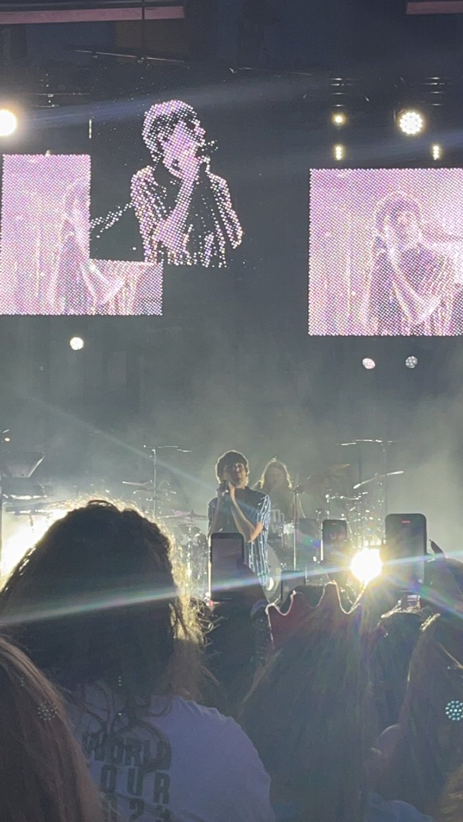 there is actually no way i just saw louis tomlinson with my own eyes !!