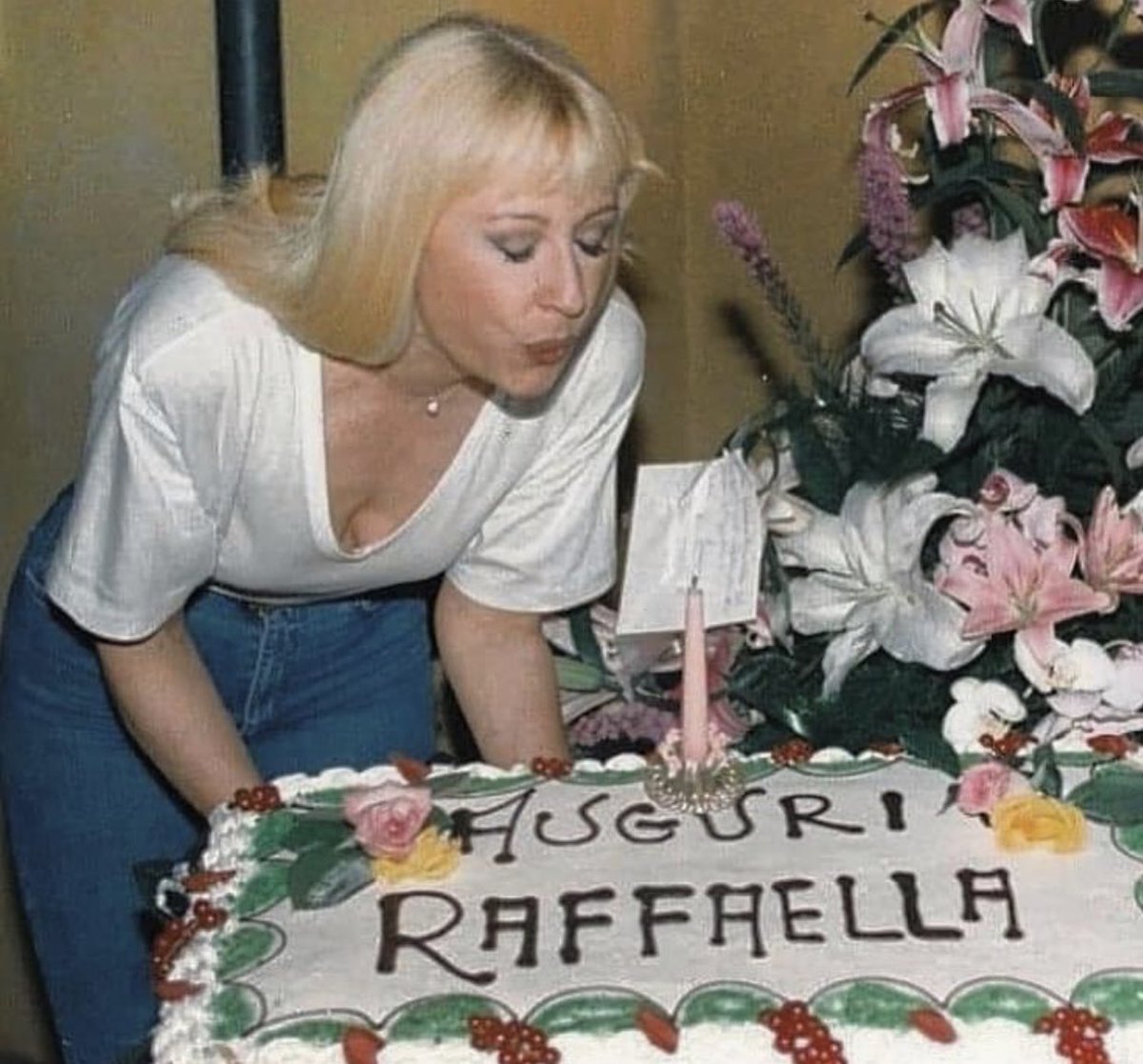 Cinguetterai's tweet photo. Oggi Raffaella Carrà avrebbe spento 80 candeline.
Lei non manca mai ai nostri compleanni, con il suo “Tanti auguri” 🎂

Come ogni 18 giugno, tanti auguri Raffa! Ovunque tu sia ♥️❣️

#18giugno #RaffaellaCarrà https://t.co/3gGvejgItt