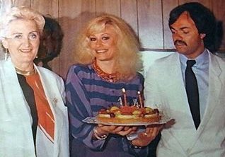 Cinguetterai's tweet photo. Oggi Raffaella Carrà avrebbe spento 80 candeline.
Lei non manca mai ai nostri compleanni, con il suo “Tanti auguri” 🎂

Come ogni 18 giugno, tanti auguri Raffa! Ovunque tu sia ♥️❣️

#18giugno #RaffaellaCarrà https://t.co/3gGvejgItt