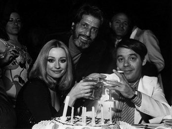 Cinguetterai's tweet photo. Oggi Raffaella Carrà avrebbe spento 80 candeline.
Lei non manca mai ai nostri compleanni, con il suo “Tanti auguri” 🎂

Come ogni 18 giugno, tanti auguri Raffa! Ovunque tu sia ♥️❣️

#18giugno #RaffaellaCarrà https://t.co/3gGvejgItt