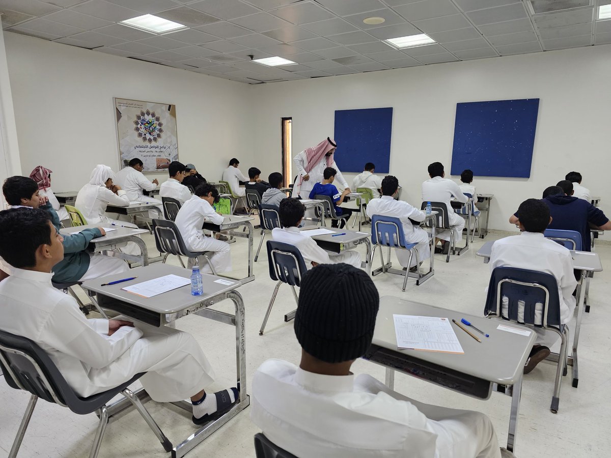 يؤدي ابناؤنا اختباراتهم النهائية للفصل الدراسي الثالث 1444 هـ بكل جد واجتهاد .

نسأل الله لهم التفوق و النجاح ..

#الهيئة_الملكية_بالجبيل
#طموحنا_عالٍ
