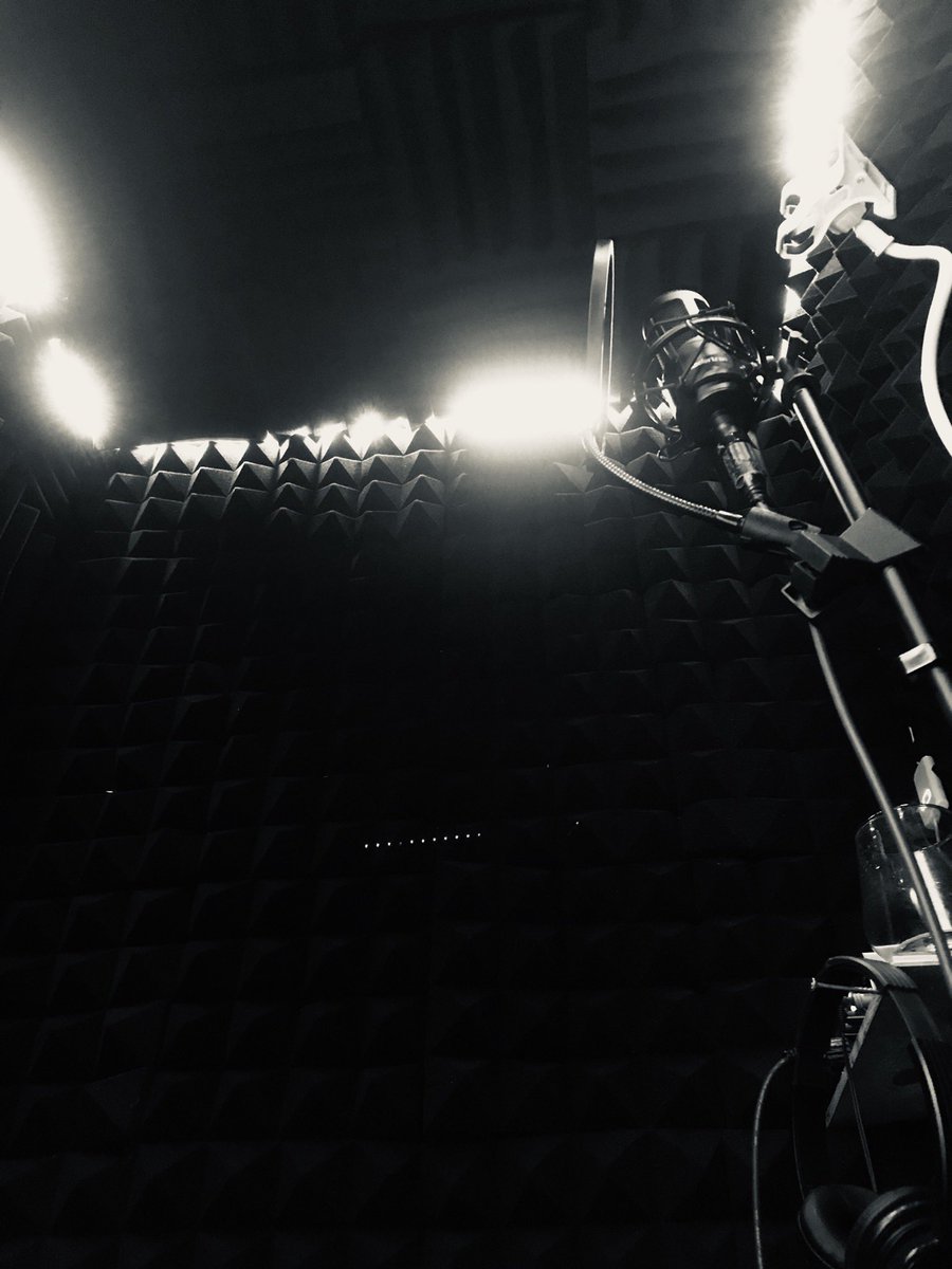 damp3damp's tweet photo. 我が家のボイスルーム。
遮音、防音も素晴らしすぎて自分でもいいもん作ったなって思うけど、この時期箱の中は暑くてとてもじゃないけど歌えない😭
だからといって冷房なり扇風機つけたら音が入ってしまう、、、
誰かこんな風にするといいよ！っていうのがあれば教えてください。 https://t.co/KWhQKyXMKI