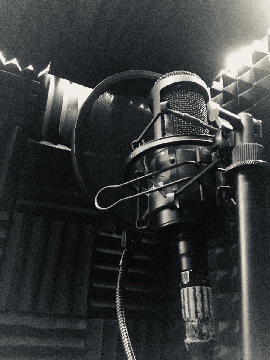 damp3damp's tweet photo. 我が家のボイスルーム。
遮音、防音も素晴らしすぎて自分でもいいもん作ったなって思うけど、この時期箱の中は暑くてとてもじゃないけど歌えない😭
だからといって冷房なり扇風機つけたら音が入ってしまう、、、
誰かこんな風にするといいよ！っていうのがあれば教えてください。 https://t.co/KWhQKyXMKI