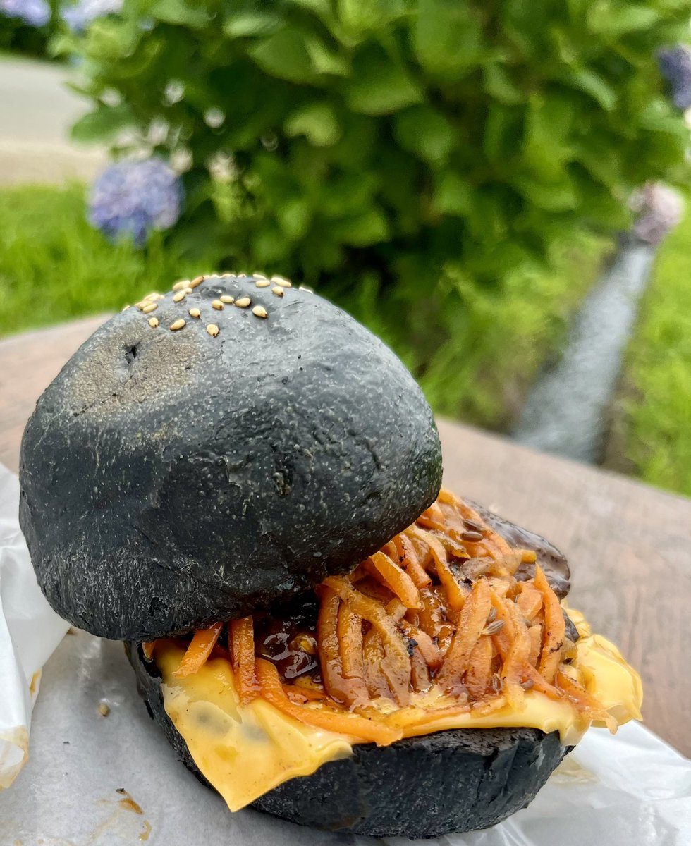 Mtgod10's tweet photo. 神奈川県開成町
「あじさいまつり」開催中
ブラックバーガー ! @Grottablu 青洞窟さん
ブラック = 竹炭 😮
#開成町 #あじさいまつり #ブラックバーガー #青洞窟 #grottablu https://t.co/x9KccmObnR
