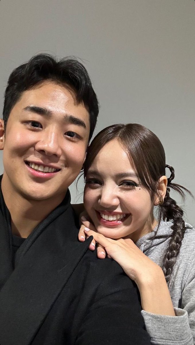 lynli327's tweet photo. พี่ชายพี่ฮงซอกกับน้องลิซน่ารักมาก เวลาลิซ่าสนิทกับใครจะสนิทกับครอบครัวของเพื่อนไปด้วยทุกคนเลยอ่ะ https://t.co/aLeOkeu8eB