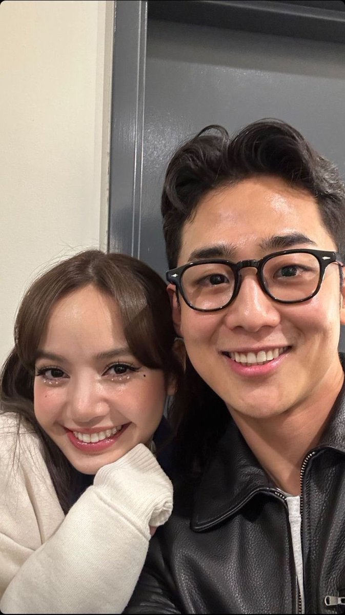 lynli327's tweet photo. พี่ชายพี่ฮงซอกกับน้องลิซน่ารักมาก เวลาลิซ่าสนิทกับใครจะสนิทกับครอบครัวของเพื่อนไปด้วยทุกคนเลยอ่ะ https://t.co/aLeOkeu8eB