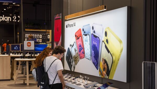 BytesGazet76191's tweet photo. "🇯🇵📱 Japan disrupts app payments market! Major app store operators like Apple and Google will be banned from imposing payment systems on developers. Increased competition and secure alternatives for app downloads on the horizon! #Japan #AppPayments #CompetitionBoost" https://t.co/wnTHcZNyaa